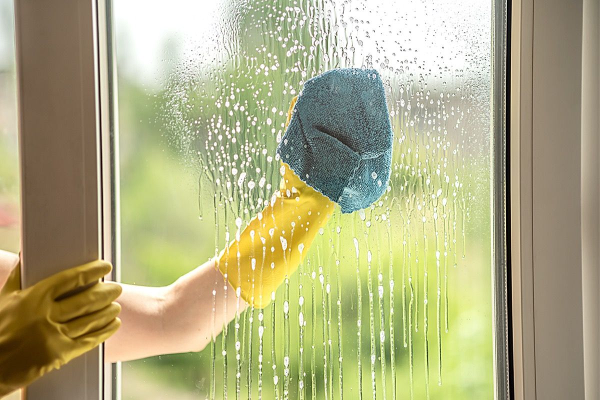 Streak-free natural glass cleaning solution for windows and mirrors